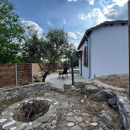 Linos Old Barn بيت للعطل *